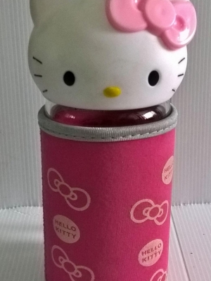 ขวดโหลแก้วใส ฝาขวดเป็นหัวคิตตี้ ถุงครอบขวดแก้วสีชมพูลายโบว์ และ Hello Kitty จาก Sanrio เส้นผ่าศุนย์กลางประมาณ 7 cm. สูงประมาณ 18 cm.