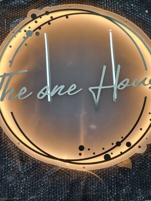 ป้ายไฟออกหลัง The one house