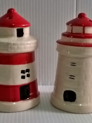 ชุดขวดพริกไทย-เกลือสีขาวแดง 2 ชิ้น ทรงประภาคาร งานเซรามิก ของใหม่มีลอยสีถลอกเล็กน้อยตามภาพ