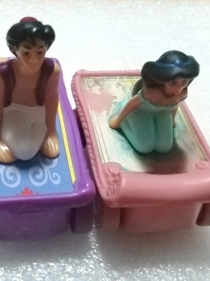 เซ็ทเจ้าหญฺงดิสนีย์ Disney princess "อาละดิน Alladin - เจ้าชายและเจ้าหญิงจัสมิน" เหาะบนพรมเป็นรถ ของสะสมจากแมคโดนัลด์ **มีตำหนิ โปรดตรวจสอบทุกภาพ