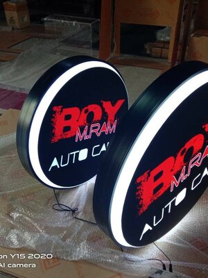 ป้ายกล่องไฟวงกลมไฟออกหน้า 1 ด้าน หน้าติดสติ๊กเกอร์ ขอบซิงค์พ่นสีดำ