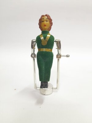 มีหลายภาพ,งานเก่าเรโทร ตุ๊กตาแม่เหล็กหมุนตัวบนบาร์เดี่ยว อาศัยแรงผลักแม่เหล็ก ทำให้ตุ๊กตาหมุนตัวไปมาได้ ของเก่า มีตำหนิ มีรอย เก่าตามสภ่พ มือสอง หายากมาก