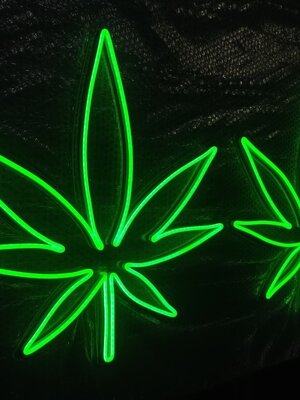 ป้ายไฟนีออนดัด ใบกัญชา