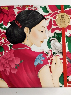 ของสะสม กล่องสังกะสี (กล่องโลหะ) กล่อง ขนมไหว้พระจันทร์ S&P ทรงสี่เหลี่ยม ตัวกล่องพิมพ์ลายดอกไม้สีแดง และฝาพิมพ์ลายผู้หญิงจีนกับนก