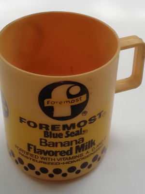 ของเก่าสะสม แก้วน้ำพลาสติกขนาดเล็กมีหู ของสะสมจากForemost,Foremost Blue Seal,Banana Flavoured Milk เส้นผ่าศูนย์กลาง 3",สูง 3.4" **ของเก่ามีตำหนิ โปรดตรวจสอบทุกภาพ