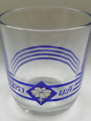 ของเก่าสะสม แก้วน้ำของสะสมจากนมตรามะลิ พิมพ์ลายเส้นสีน้ำเงินและโลกโก้นมรามะลิที่ด้านล่างของแก้ว เส้นผ่าศุนย์กลางประมาณ 7.5 cm. ความสูงประมาณ 8 cm.