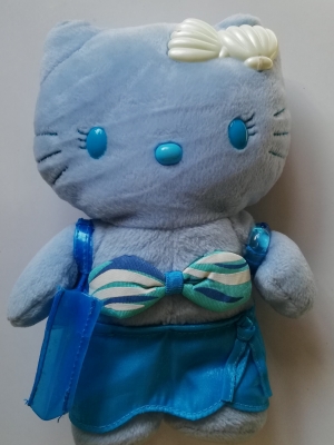 ตุ๊กตาผ้า Hello Kitty คิตตี้ชายหาด ตัวสีฟ้า ติดกิ๊บหอยสีขาวที่หูด้านซ้าย ใส่เสื้อยกทรง และกระโปรงชายหาดสีขาว ฟ้า พร้อมสะพายกระเป๋าพลาสติกใสสีฟ้า และกำไลข้อมือสีฟ้า ขนาดประมาณ 9" ของสะสมจากแมคโดนัลด์