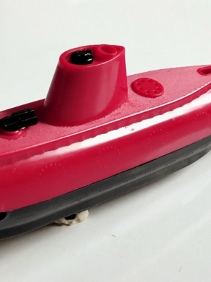 เรือดำน้ำพลาสติก หมุนลานใบพัดหมุน เคยแขวนขายตามร้านของเล่นสมัยก่อน สีแดงครึ่ง ดำครึ่ง **ลานยังไขได้แต่เก็บลานได้ไม่นาน เก่าเก็บตามสภาพ