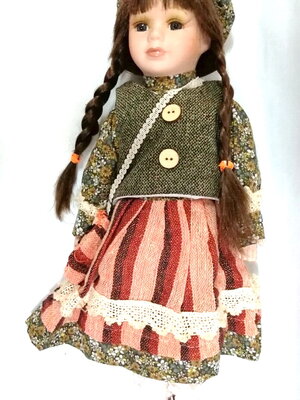 ของสะสม ตุ๊กตาพอร์ซเลน Porcelain doll ตุ๊กตาเด็กหญิงผมเปีย แต่งกายแนววินเทจน่ารัก ใส่หมวกลายเดียวกับชุด **ตุ๊กตาติดหมวก ตาหลุด 1 ข้าง ตามภาพที่2 ***สภาพเก่าเก็บสะสม ขนาด สูง 42 ซม.