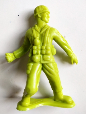 ของสะสม โมเดลพลาสติก ตุ๊กตาทหารยืนทำท่าปาระเบิด สีเขียวอ่อน จาก Greenerier International Inc.