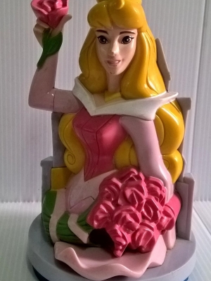 Topper เจ้าหญิงออโรร่า **มีรอยที่หน้า ตามภาพ ,เจ้าหญฺิงนิทรา ถือดอกไม้ มือซ้ายพับลงได้ ด้านหลังเป็นรูปปราสาท Disney's Sleeping Beauty