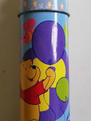ของสะสมหมีพูห์ กระป๋องสังกะสีมีฝาปิด สีฟ้าลายหมี พูห์ พร้อมท๊อปเปอร์หมีพูห์ Winnie the Pooh เก่าเก็บตามสภาพ** มีตำหนิ โปรดตรวจสอบทุกภาพ