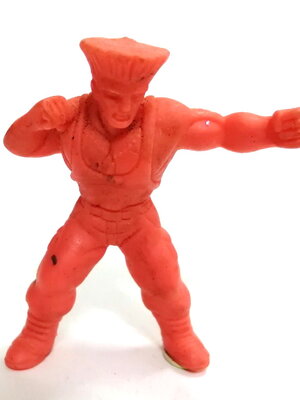 ตุ๊กตายาง5ซม. กิลล์ จาก สตรีทไฟเตอร์ Street Fighter งานยุค 90 ตัวขุ่น สภาพดี