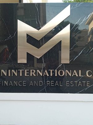 งานติดตั้งป้ายอักษรสแตนเลสสีเงินแฮร์ไลน์ ด้านหลังยกขอบ 2cm ติดกั้นหลัง