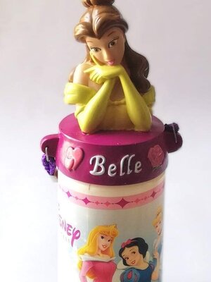 กระติกน้ำคุณหนูลายเจ้าหญิงดิสนีย์ พร้อม ฝาท็อปเปอร์เจ้าหญิงแบลล์ จาก บิวตี้แอนด์เดอะบีสท์ (โฉมงามกับเจ้าชายอสูร) มีสายสะพายสีม่วง ขนาดตามภาพ