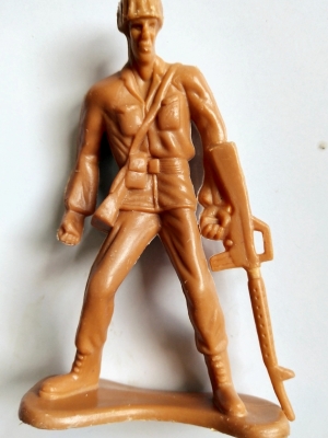 ของสะสม โมเดลพลาสติก ตุ๊กตาทหารยืนถือปืน สีน้ำตาล จาก Greenerier International Inc.