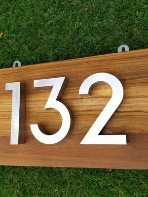 งานป้ายไม้ อักษรสแตนเลสติดลงบนแผ่นไม้ ป้ายเลขที่บ้าน