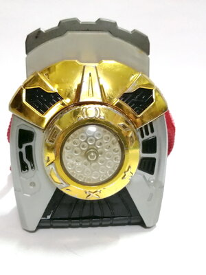 ของเล่น ของสะสม**มีตำหนิ ตามภาพ . อุปกรณ์แปลงร่าง ของ แกรนเซเซอร์ นักสู้ 12 ราศี ระบบไฟ และเสียงยังใช้ได้ มีไฟหลายสี ปรับตามหน้าปัทม์ แต่ระบบกดหมุนแผ่นสีติดขัดตามสภาพ มีสายรัดข้อมือครบเหมือนเดิม