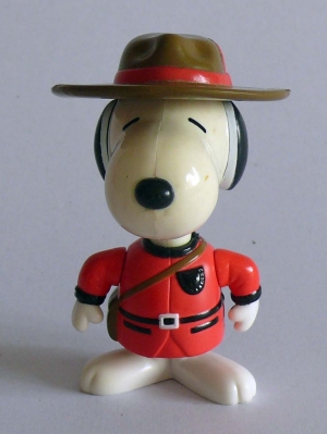 ของสะสมงานเก่าจากแมคโดนัลด์ สนูปปี้ซีรี่ย์ ใส่ชุดประจำชาติต่างๅ