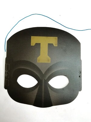 หน้ากาก ลูกผู้ชายพันธุ์ดี ทำจากพลาสติกบางสกรีนลวดลาย ปัจจุบันหายาก