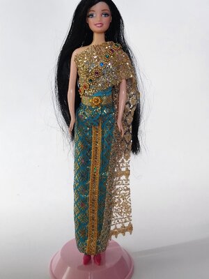 ชุดไทยผ้าจีบหน้านางสีฟ้า และผ้าสะใบสีทอง พร้อมสายสะพายงานสวย พร้อมรองเท้าส้นสูงสีชมพู ***แถม นางแบบ