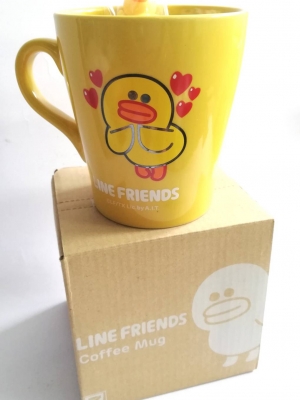 แก้วมักเซรามิกสีเหลือง ลายตุ๊กตาไลน์ เป็ดแซลลี่ Sally,Line Friends, พร้อมช้อนหัวแซลลี่ และกล่อง ของสะสมจาก7-11