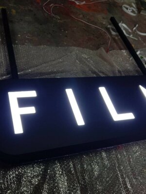 ป้ายอะคริลิคไฟออกรอบตัว ป้ายเดอะสะกางานป้ายกล่องไฟออกหน้า THE SKA