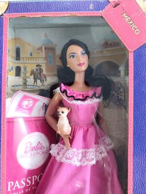 มือ1 เก่าเก็บในกล่อง **กล่องมีตำหนิ ตุ๊กตาบาร์บี้ รุ่น Dolls of the World_Mexico ตุ๊กตาเม็กซิโก