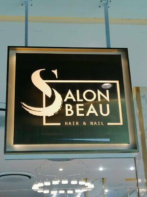 ป้ายกล่องไฟ จำนวน สองป้าย - วัสดุสแตนเลสหน้าทองฉลุลายใส่ไฟ - ขนาด 90×100 cm - ขนาด 68×90 cm - แผ่นด้านหน้าและหลังเป็นวัสดุทองเหลือง - ด้านหน้าฉลุลายให้ไฟออกมา - ด้านหลังเป็นแผ่นสแตนเลสสีทองไม่มีลาย - ขอบข้างที่เป็นความหนาของตัวป้ายเป็นโลหะซิงค์พ่นสีขาว - 