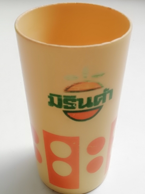 ของเก่าสะสม แก้วน้ำพลาสติกลายสีส้ม เขียว ของสะสมจากมิรินด้า MIRINDA เส้นผ่าศุนย์กลางประมาณปากแก้ว 2.9" ก้น 2.2" ความสูงประมาณ4.8" **ของเก่ามีตำหนิ โปรดตรวจสอบทุกภาพ