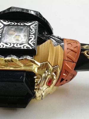 ดาบ Dice saber ของ คาเมนไรเดอร์บีสต์ Rider Beast จากซีรีย์ มาสไรเดอร์ วิซาร์ด Masked Rider Wozard ใช้เล่นกับแหวน ไรเดอร์บีสต์ ได้ทุกวง แถมแหวน โลมา1วง **มีตำหนิ โปรดตรวจสอบทุกภาพ เล่นได้ปกติ ใส่ถ่านแล้ว มีเสียง