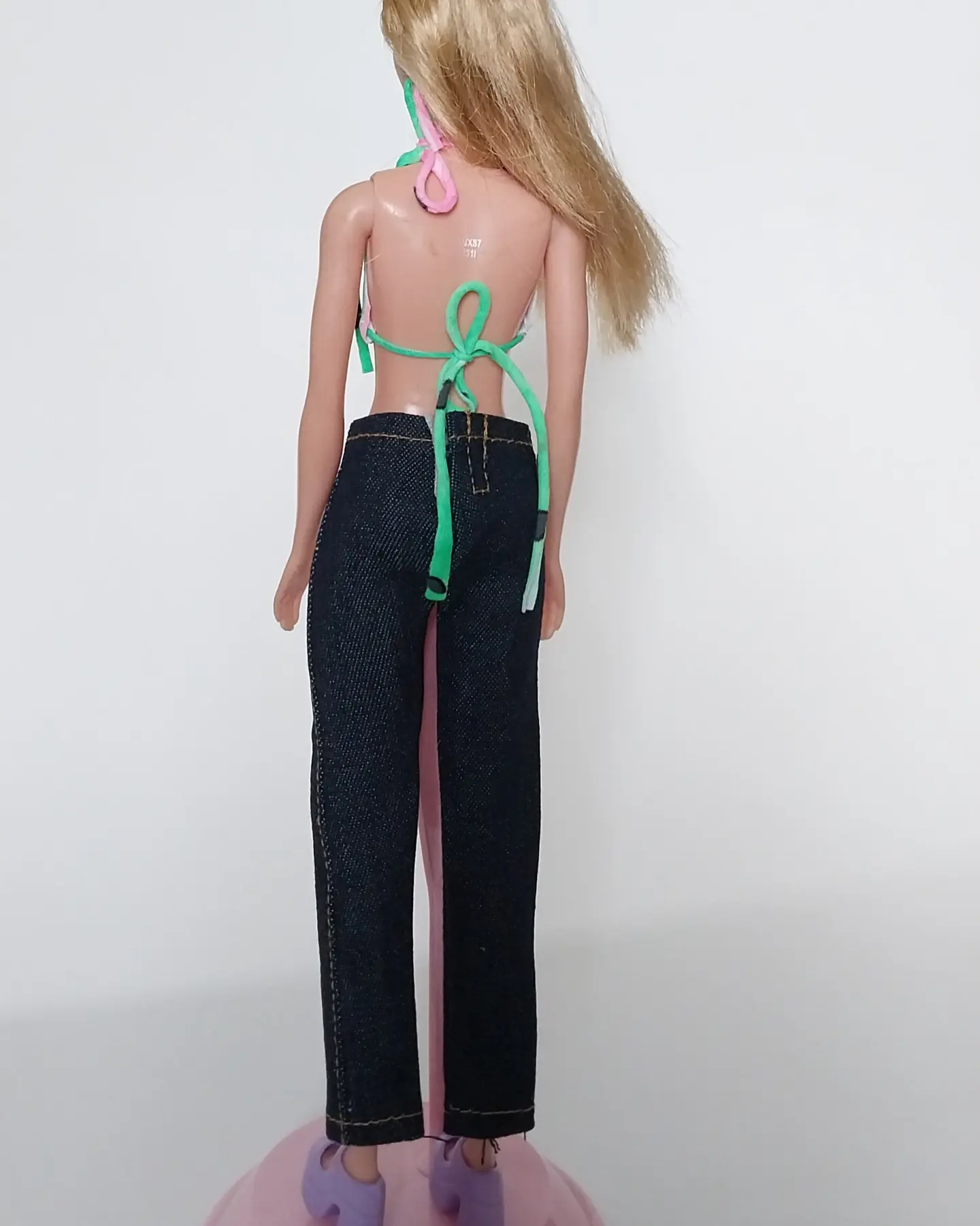 ตุ๊กตาบาร์บี้ หน้าสวย** แขนหลวม มีรอยเปื้อนโปรดดูทุกภาพ, รุ่นขาแข็งโค้งงอไม่ได้ Mattel Indonesia 2015